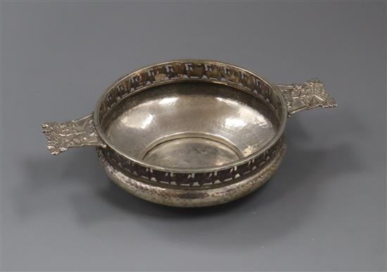 A George V silver two handled quaich, Birmingham, 1926, 17.3cm.